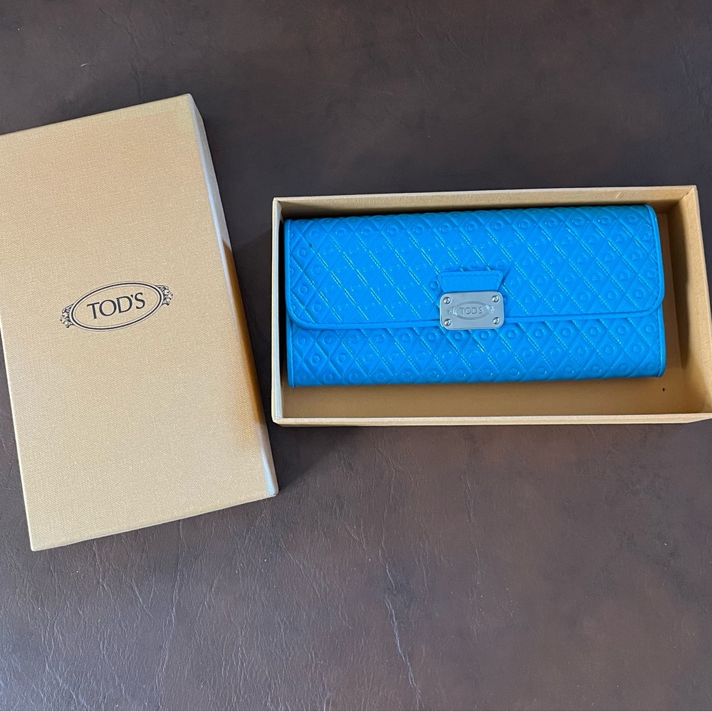 NWOT Tod’s Turquoise Patent Leather Wallet
